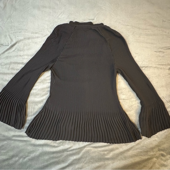 DKNY Black Pleated Tie Front Blouse

#1091 - Picture 9 of 9